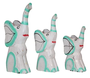 Zestaw trzech słoni z drewna - wys.  14 cm, 16 cm,  18 cm / 3 kolory