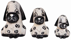 Zestaw trzech piesków z drewna - wys. 7 cm, 9 cm, 10,5 cm / 4 kolory