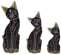 Zestaw trzech kotów z drewna - wys. 15 cm, 20 cm, 25 cm / miks kolorów 22845
